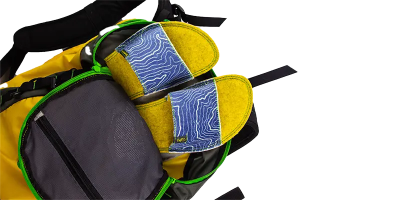 hüttenschuhe sind in einem rucksack