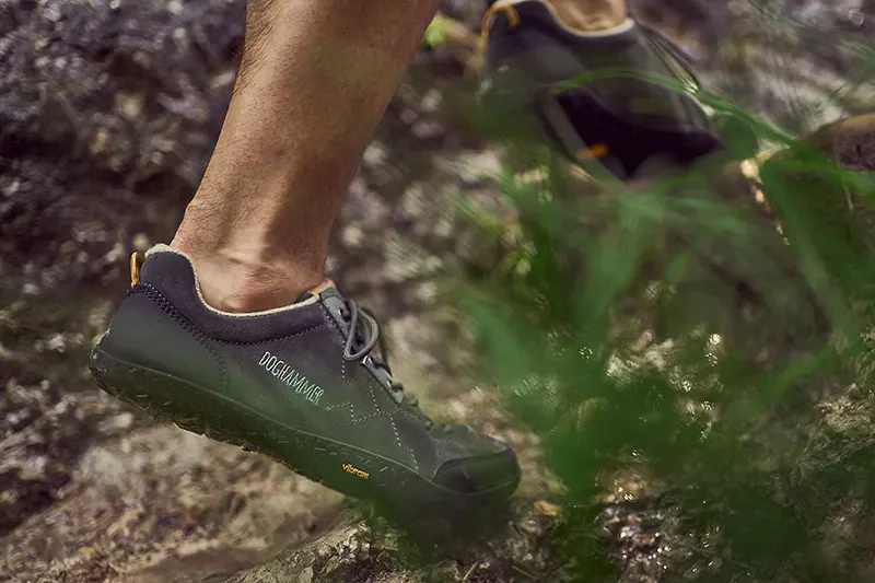 barfuß wanderschuh im einsatz am felsen