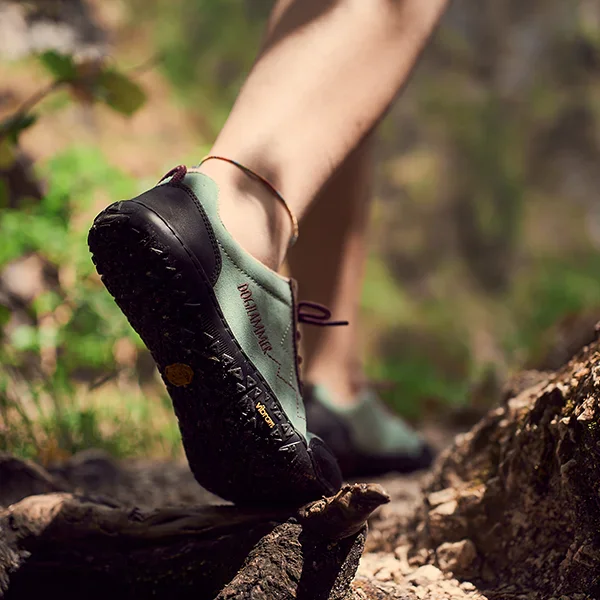 barfuß wanderschuh im einsatz am fels