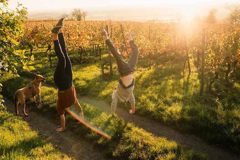 mann und frau üben mit barfußschuhen einen handstand