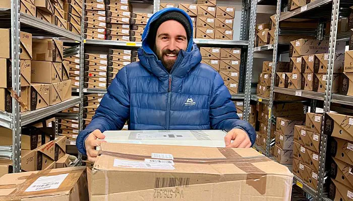 matthias beim verpacken im doghammer lager