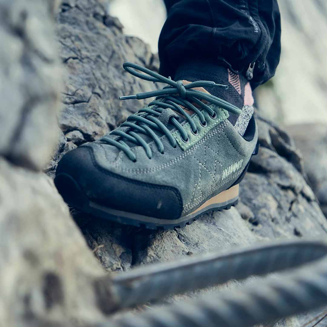nachhaltiger damenbergschuh in der farbe blau getragen beim berggehen