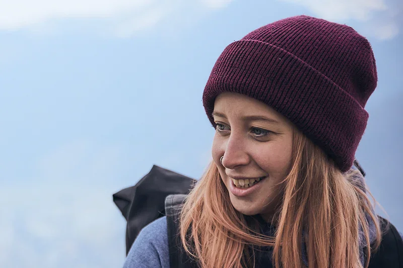 frau im portrait - sie trägt barfuß stiefel