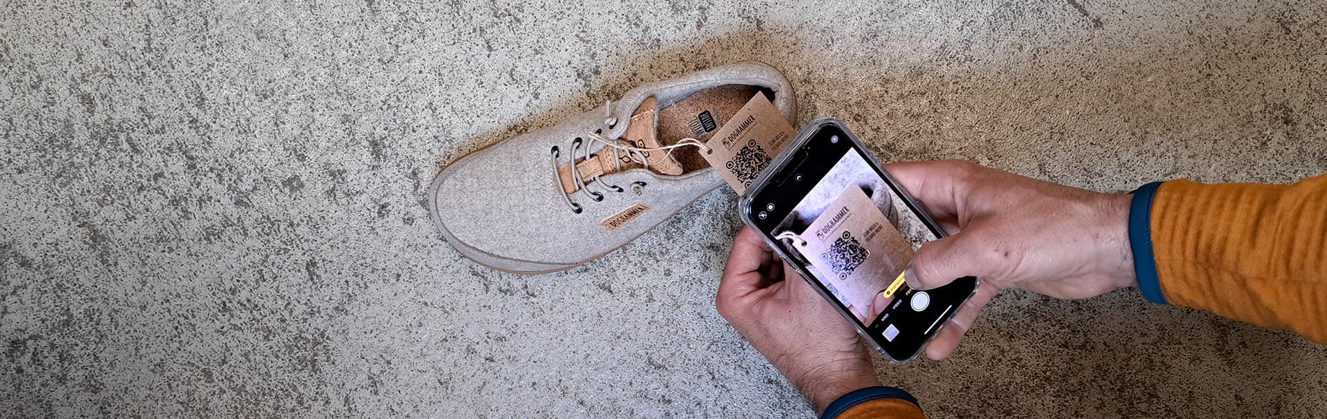 jemand scant den qr code auf einem hangtag