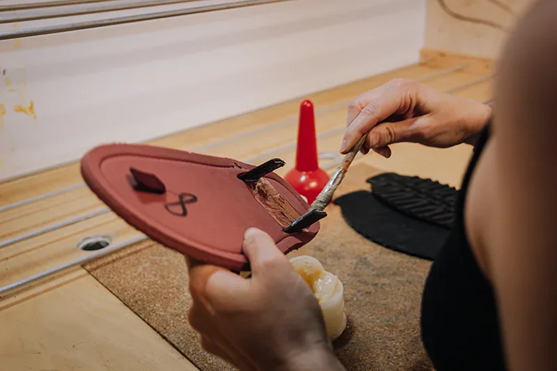 in der werkstatt entsteht ein personalisierter schuh