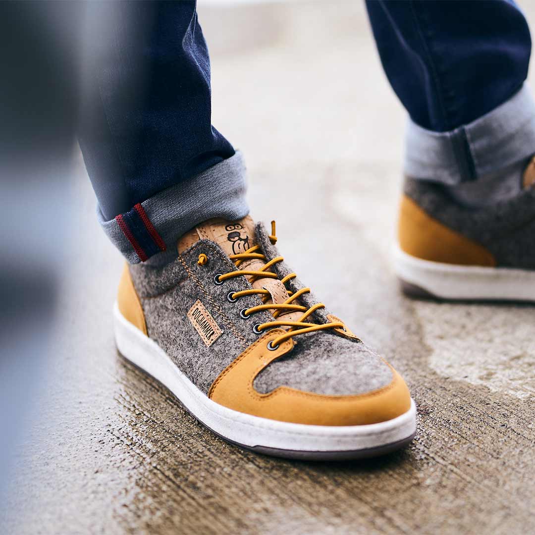 mann mit nordwolle sneaker in der Farbe mustard