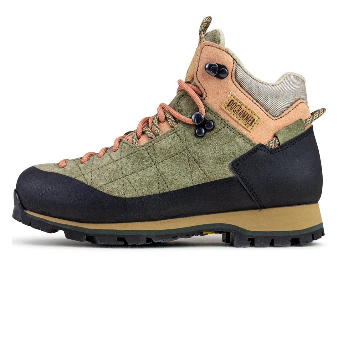 nachhaltiger damen bergschuh in der farbe grün mit akzenten in der farbe peach