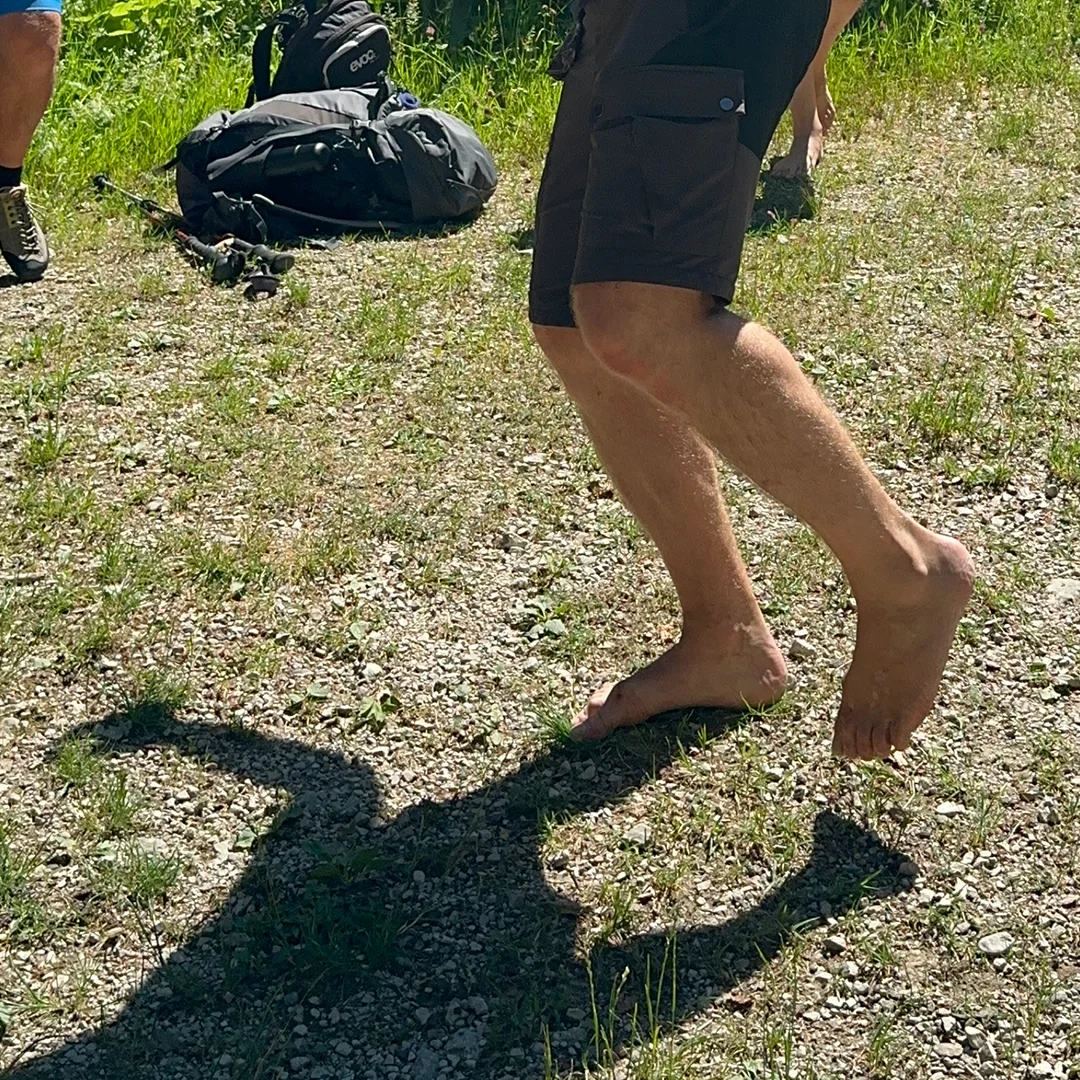 Barfuß Wanderschuh Erlebniscoaching in den Bergen