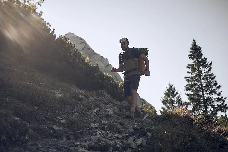 herre trägt wanderschuhe am berg