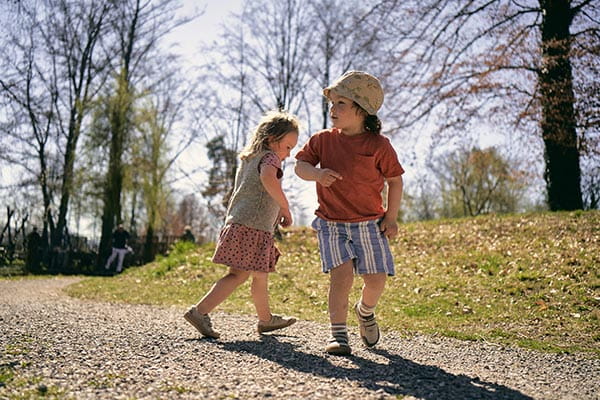 mädchen und junge tragen kinder barfußschuhe