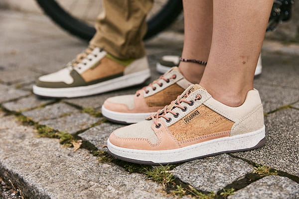 pärchen trägt nachhaltige sneaker aus kork und leinen