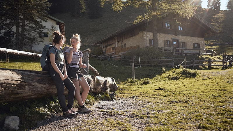 zwei frauen sind mit trekking barfußschuhen unterwegs
