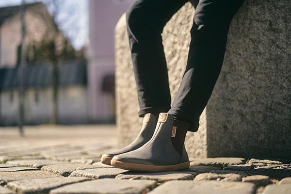 frau trägt vegane damen barfuß chelsea boots