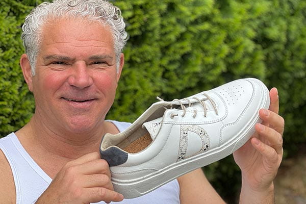 dr michael tsokos präsentiert seinen weißen sneaker