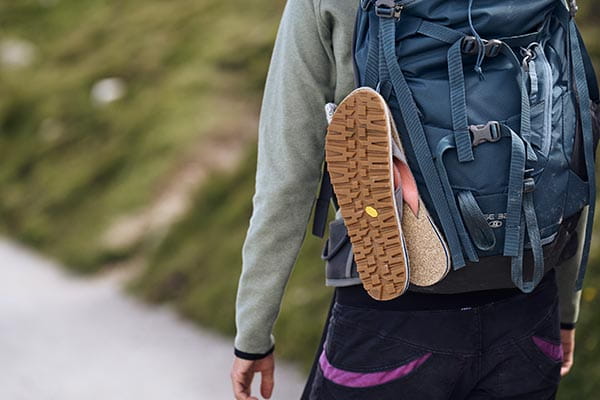 barfuß sandalen zum reisen hängt an einem rucksack
