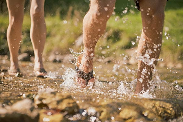 barfuss sandalen werden im wasser getragen