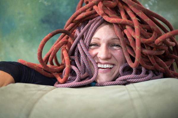 ein berg mit alten seilen die upcycelt werden von newseed