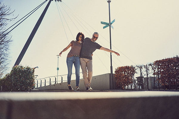 eine dame läuft mit ihrem mann in sommer barfußschuhen