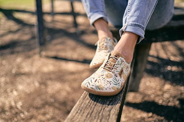 pärchen im weinberg mit barfußschuhen