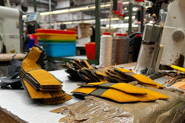 barfuß sandalen für herren handgefertigt in portugal ein blick in die produktion