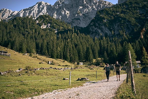 zwei personen mit barfuß wanderschuhe in den bergen unterwegs