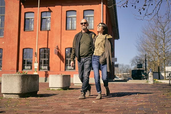 pärchen läuft mit barfußschuh chelsea boots durch die stadt