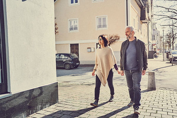 pärchen trägt barfußschuhe auf dem weg zum büro