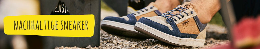 Sneaker blau mit Kork auf steinigem Untergrund