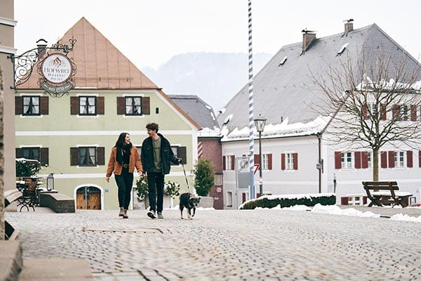 spaziergang durch ein kleines winterliches dorf