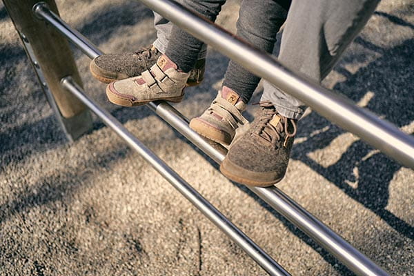 papa ist mit barfuß boots und seinem kind am spielplatz