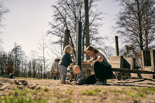 familie mit barfußschuhen am spielplatz